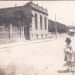 Frente antiguo por calle Mendoza 1950