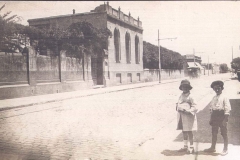 Frente antiguo por calle Mendoza 1950